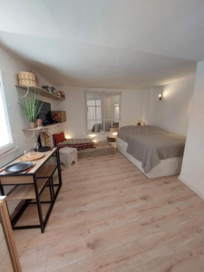 Hyères studio refait à neuf dans la cité médiévale